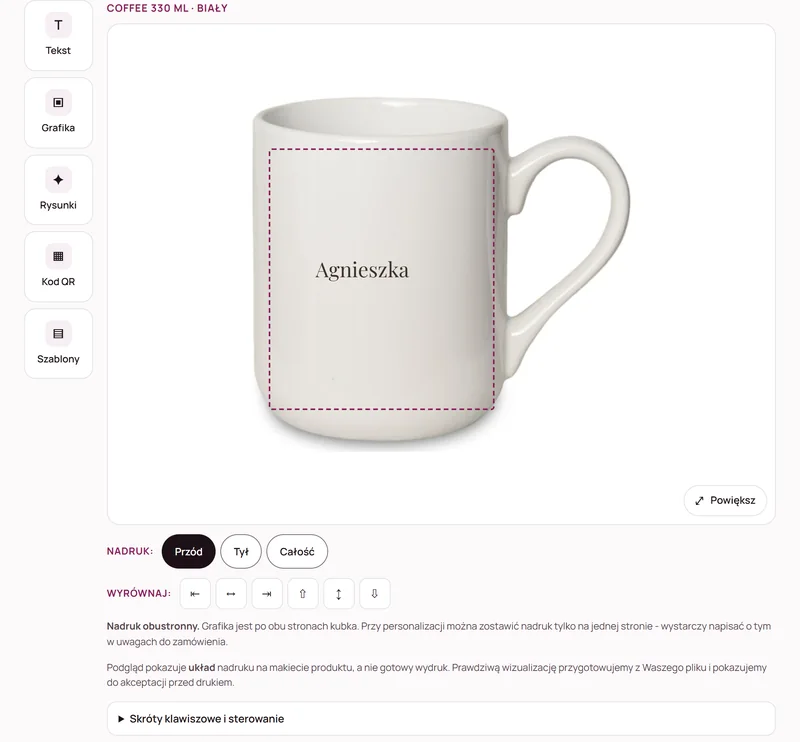 Konfigurator SubHouse: imię Agnieszka w polu nadruku białego kubka Coffee 330 ml, obok narzędzia: tekst, grafika, rysunki, kod QR i szablony